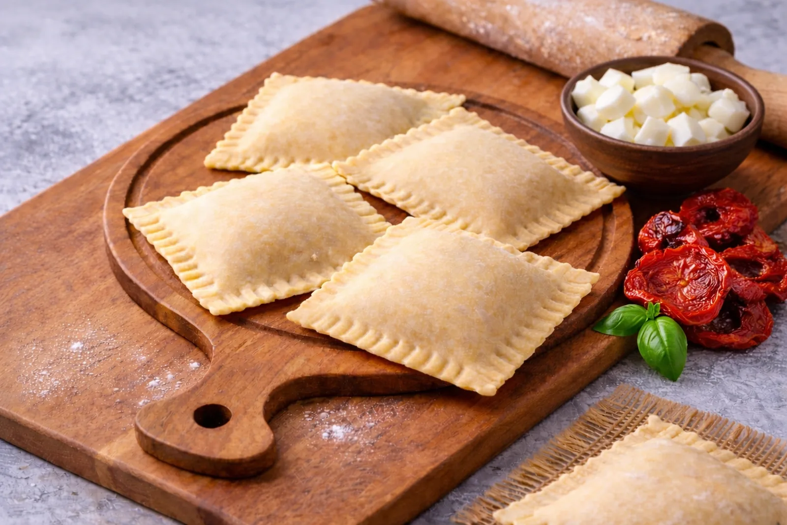 MOZERELLA KURU DOMATES RAVİOLİ