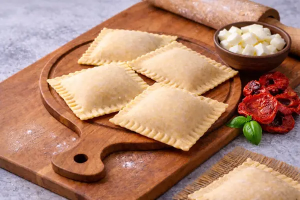 MOZERELLA KURU DOMATES RAVİOLİ